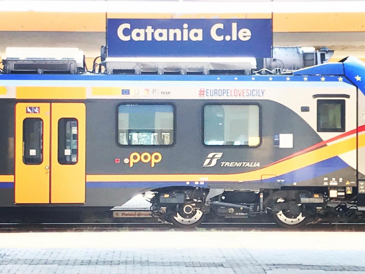 Binario 8 Catania Stazione Centrale Exterior foto